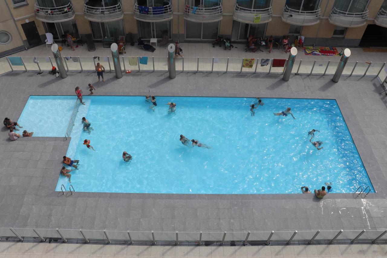 Appartement Met Zeezicht En Verwarmd Zwembad Ostend Luaran gambar