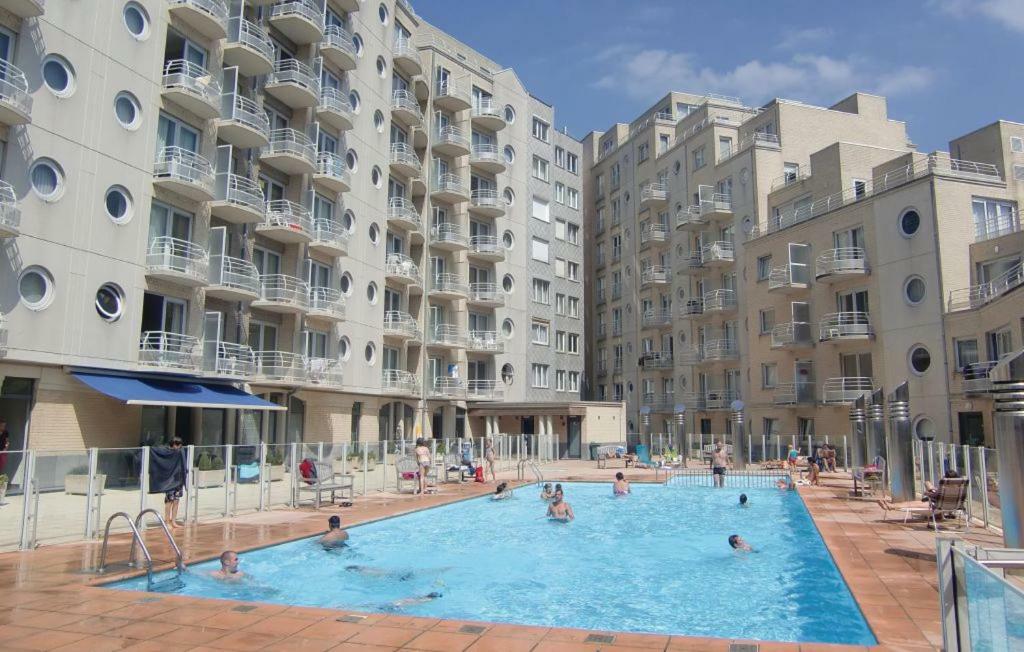 Appartement Met Zeezicht En Verwarmd Zwembad Ostend Luaran gambar